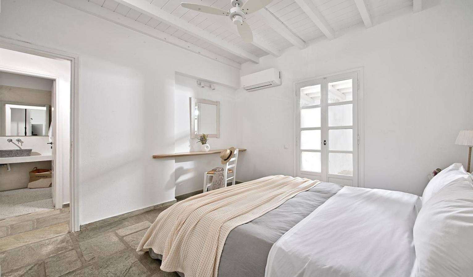 Entire apartment, Apartment 'Vlia Mar Myconian Residences 68' with Sea View, Wi-Fi and Air Conditioning in Mykonos