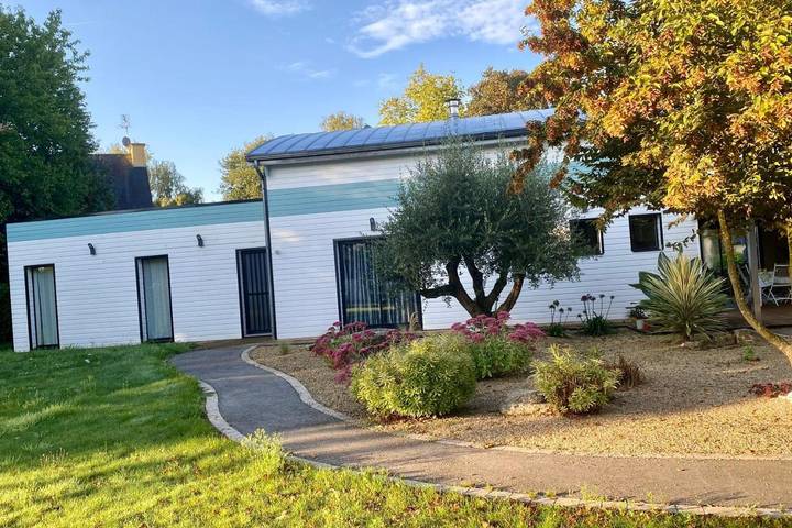 Location de vacances pour 6 personnes, avec piscine ainsi que vue et jardin à Néant-sur-Yvel - 2