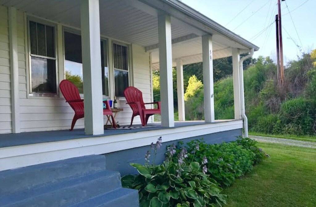 Escape to your cozy Mars Hill Cottage, near Asheville in Madison County (NC)
