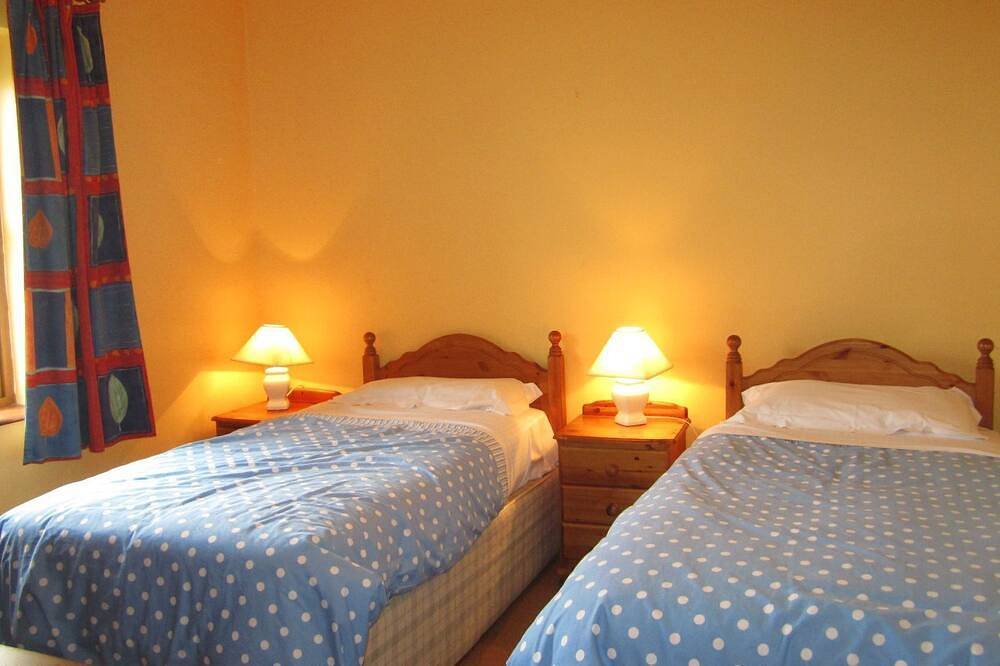 Entire apartment, Kinsale No 6 - sleeps 8 guests  in 4 bedrooms in County Cork