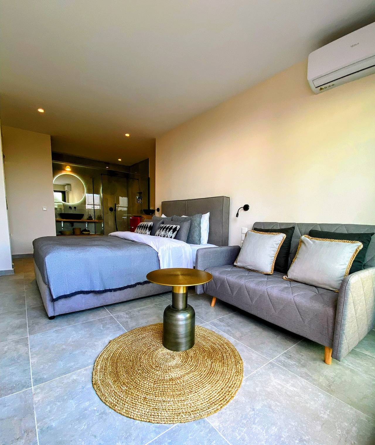 Studio entier, Suite de luxe avec lit double queen, vue imprenable sur la mer et jacuzzi privé in Sporades