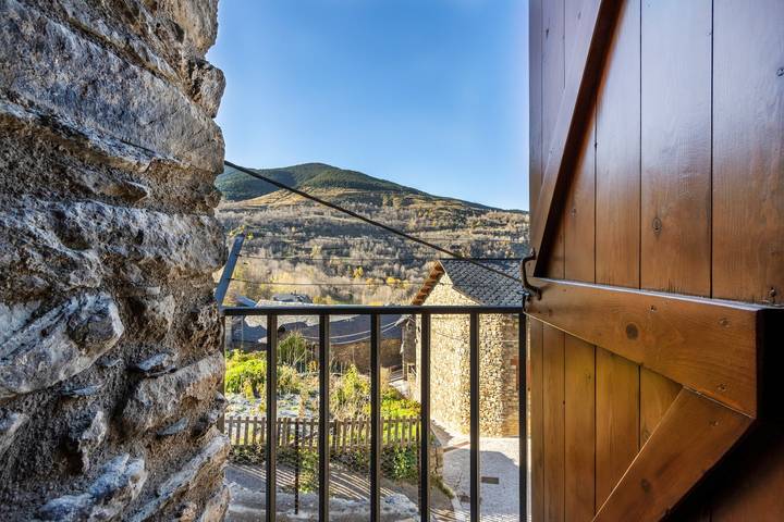 Ganze Wohnung, Ferienwohnung 'El Case' mit Bergblick und Privatem Garten in Durro, La Vall de Boí