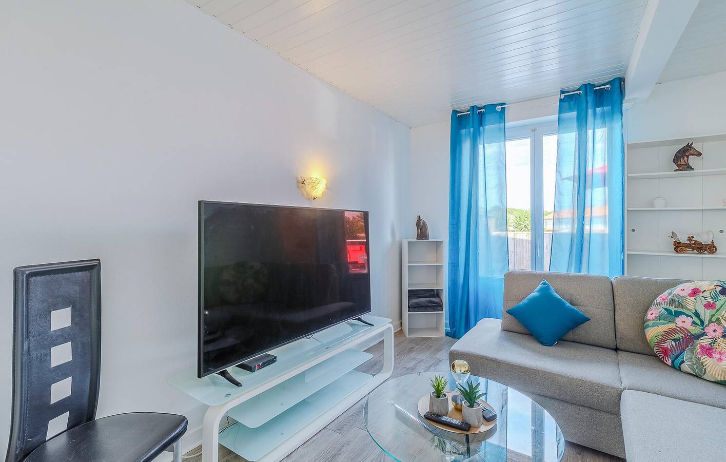 Entire holiday apartment, Cozy Apartment near Pizz'aroma & Médis Center, Parking, WiFi in Médis, Côte de Beauté