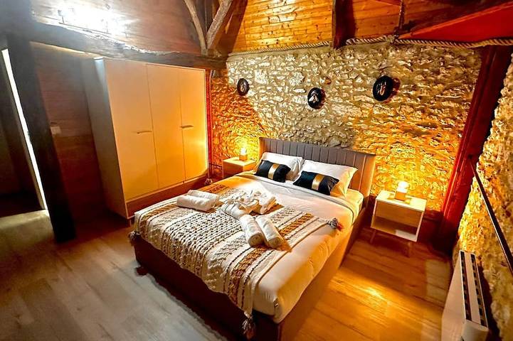 Location de vacances pour 2 personnes, avec piscine ainsi que jardin et balcon à Roumagne - 3