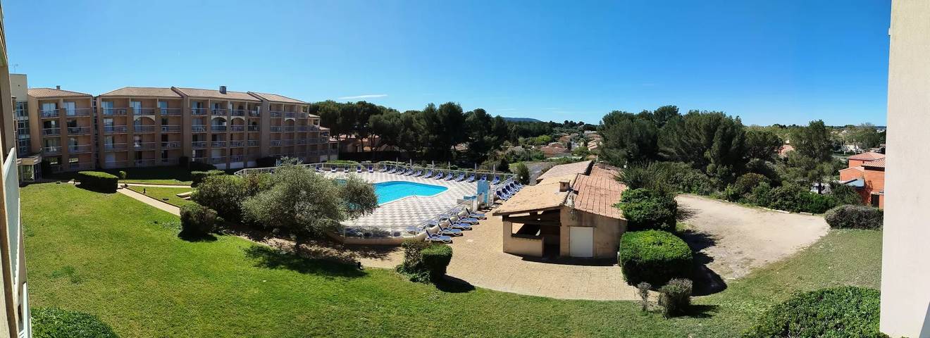 Location de vacances pour 4 personnes, avec piscine ainsi que balcon et vue, animaux acceptés à Balaruc-les-Bains