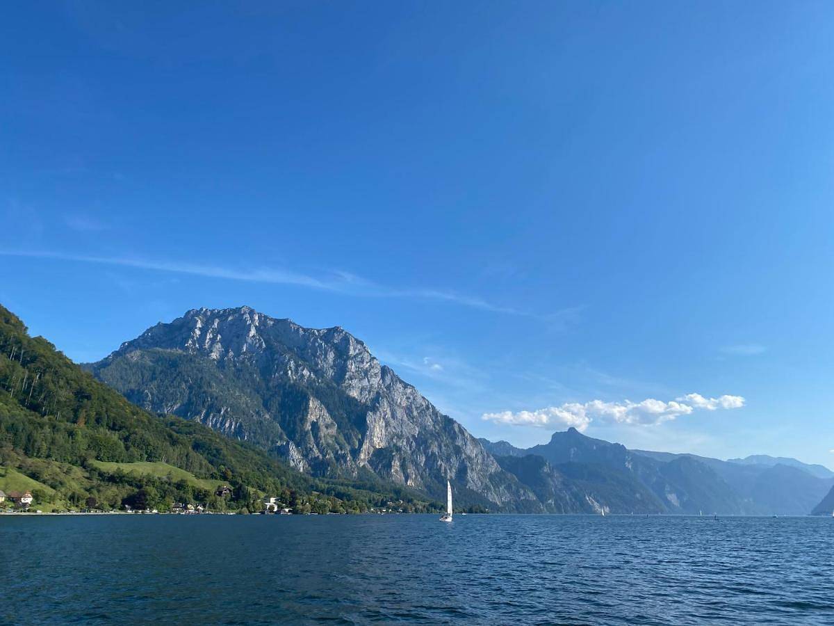 Ferienhäuschen am Traunsee mit Tretboot am Badeplatz in Altmünster, Bezirk Gmunden