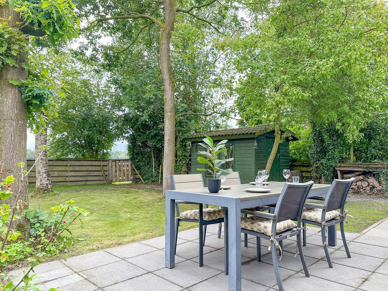 Gemütliches Holzhaus mit Garten und Seeblick in Niederländische Nordsee