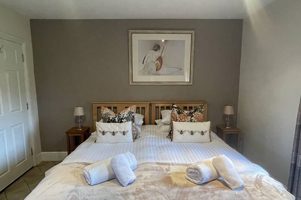 Brooklands Barn with new indoor pool, sleeps 12 in Arundel, South Downs