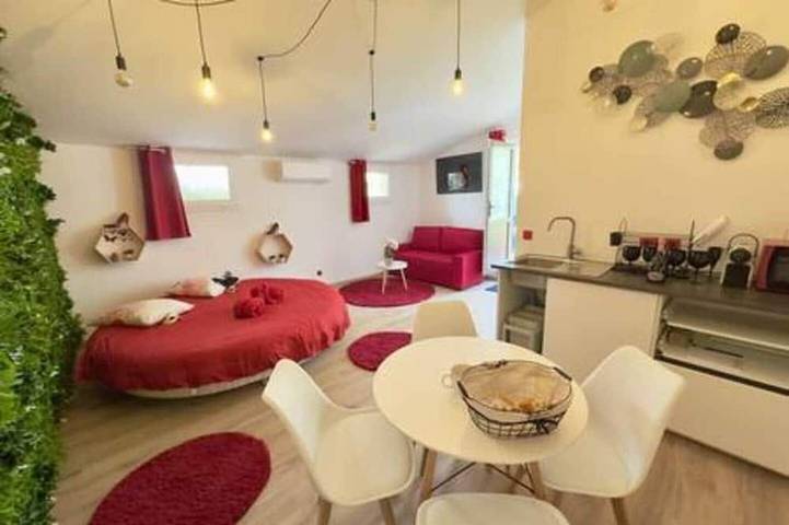 Love Room—Air-Conditioned Jacuzzi Area / Massage Table in L'Escarène, Mittelmeerküste (Frankreich)