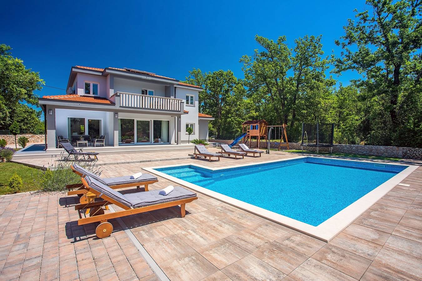 Villa Andrea bietet 5 Schlafzimmer, einen 50 m2 großen privaten Pool, eine Fun-Zone mit Pro 9-Billardtisch und einen Spielplatz im Freien in Imotski, Makarska Riviera