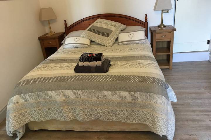 Appartement entier, Magnifique appartement en bord de rivière avec jardin privé donnant sur La Dordogne. in Bergerac, Périgord Pourpre