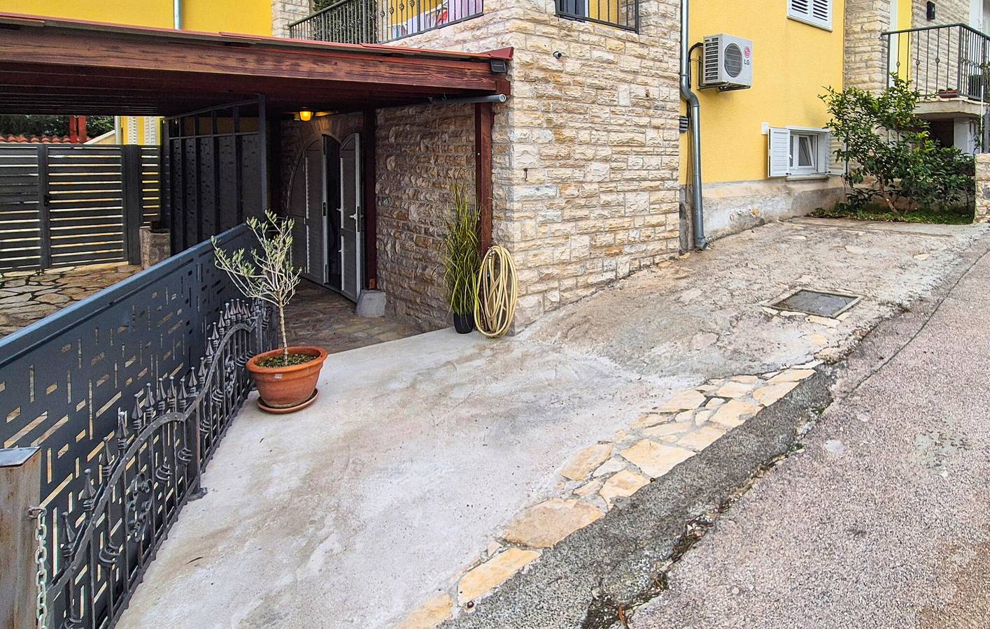 Ganze Ferienwohnung, Gemütliches Apartment mit Terrasse, WLAN, Klimaanlage und Parkplatz, 2,5 km vom Strand von Galesnica entfernt in Zaboric, Šibenik-Knin