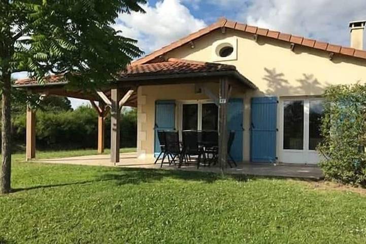 Location de vacances pour 6 personnes, avec jacuzzi ainsi que jardin et piscine à Les Forges