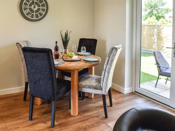 Log Cabin for 5 People in Martham, Great Yarmouth, Photo 4