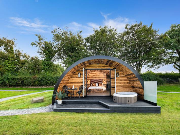 Hut for 2 people, with Garden and View in Mid-Wales