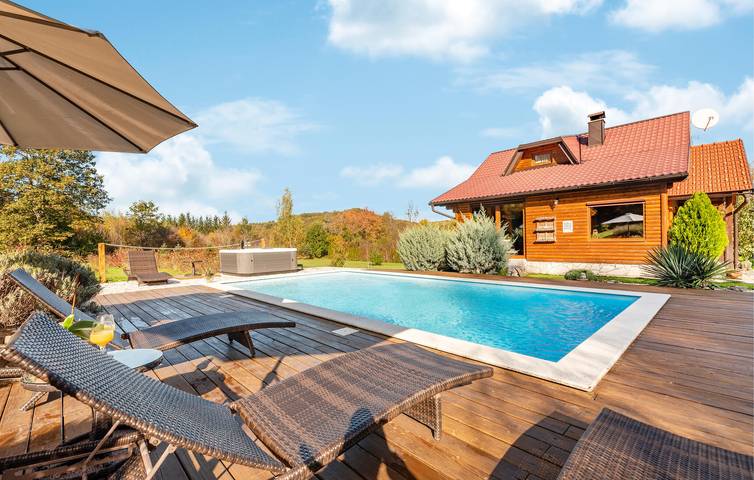 Charmantes Apartment mit 1 Schlafzimmer, Pool, Terrasse und Parkplatz in Lovinac, Lika-Senj