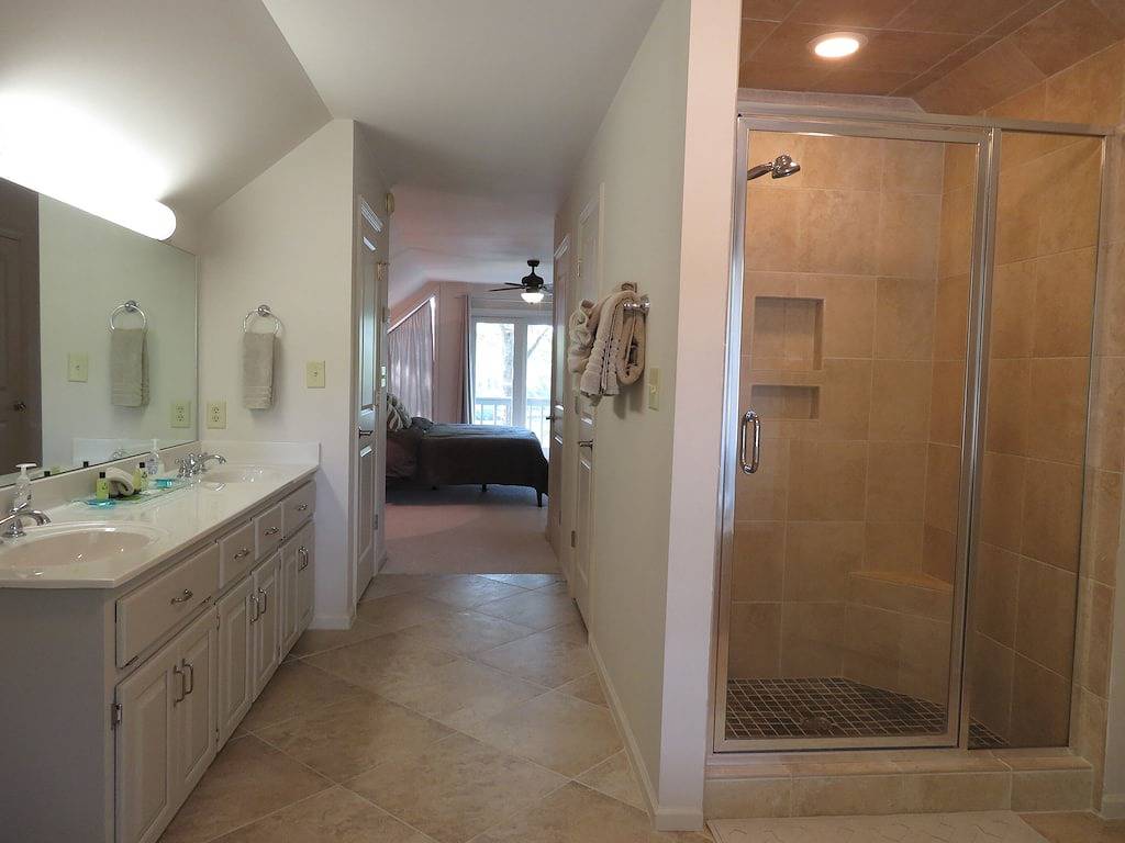 Spektakuläre 4 Br Haus am See, Private Deep Water Dock auf der Halbinsel in Lake Oconee