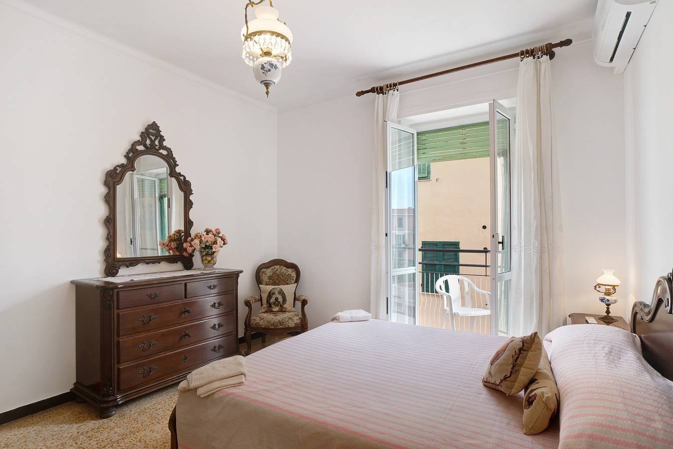 Entire apartment, Apartment 'Casa Gallo' with Private Terrace, Balcony and Air Conditioning in Alassio, Riviera di Ponente