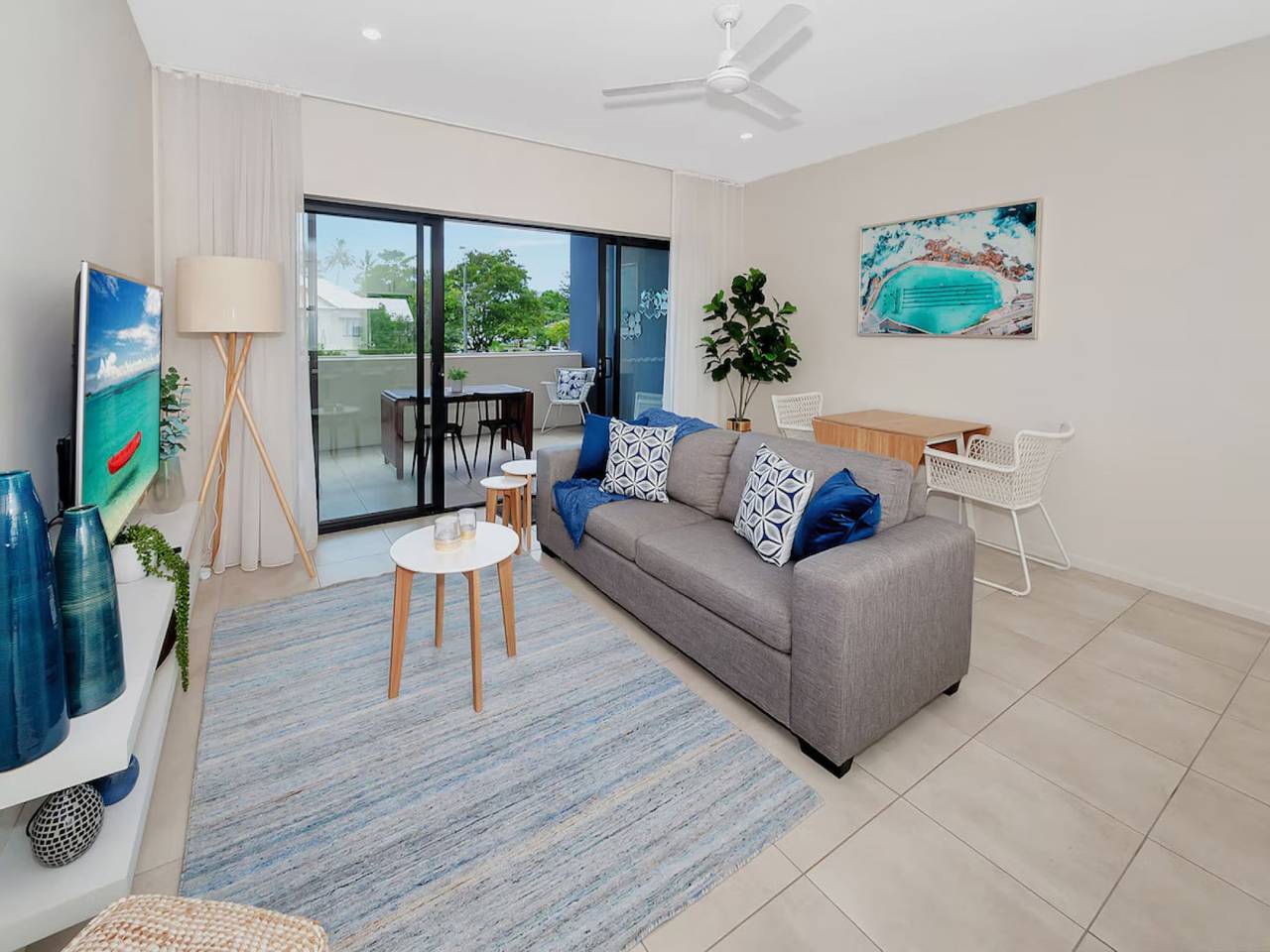 Ganze Wohnung, Küstennahes 2-Bett-Apartment mit Parkplatz und Pool am Meer in Cairns North, Cairns
