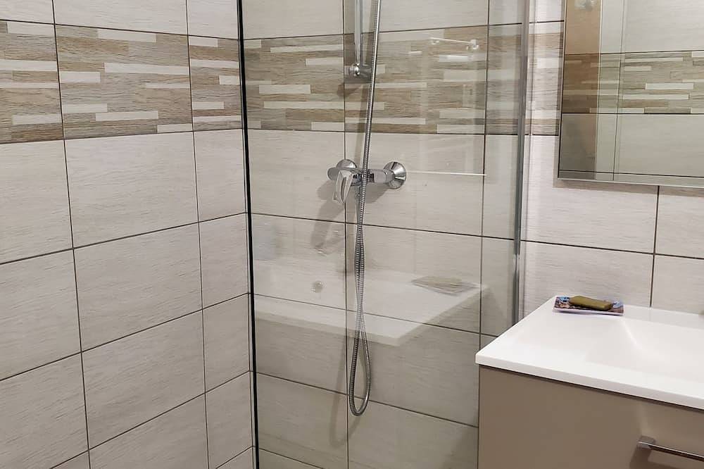 Entire apartment, Les Serintes - 3-room apartment - 5-minute walk to the slopes! in Saint-Léger-les-Mélèzes, Écrins National Park