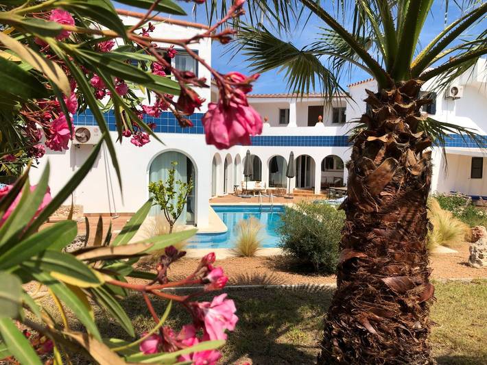 Location de vacances pour 12 personnes, avec terrasse ainsi que piscine et jardin à Son Parc