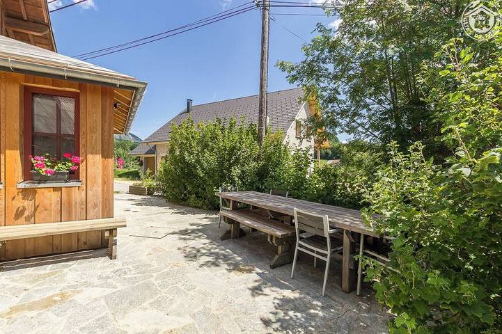 Location de vacances pour 10 personnes, avec jardin et terrasse à Entremont-le-Vieux
