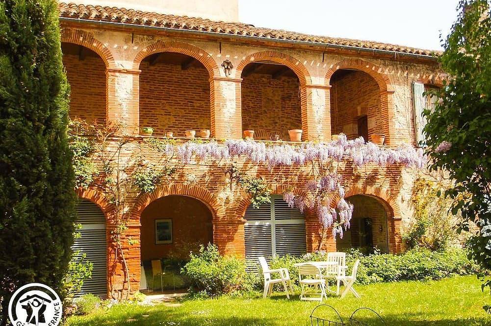 Entire apartment, The Cahorsin garden in Cahors, Lot