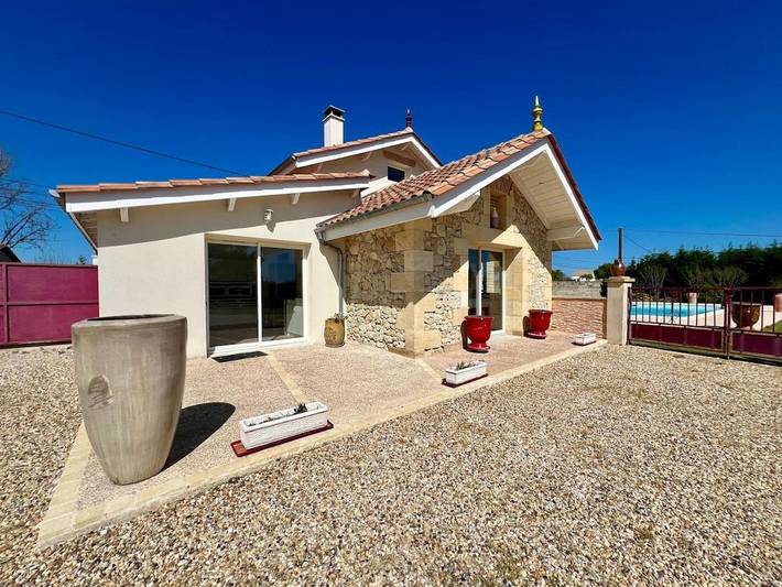 Location de vacances pour 6 personnes, avec Terrasse et Jardin ainsi que Piscine et Vue à Saint-Christophe-de-Double