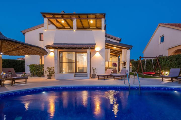 Ferienhaus für 8 Personen, mit Balkon und Terrasse sowie Seeblick in Pakostane
