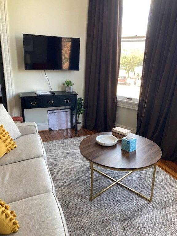 Ganze Wohnung, Ausruhen, Entspannen und Aufladen in einer restaurierten Oase des 20. Jahrhunderts in Richmond, Virginia