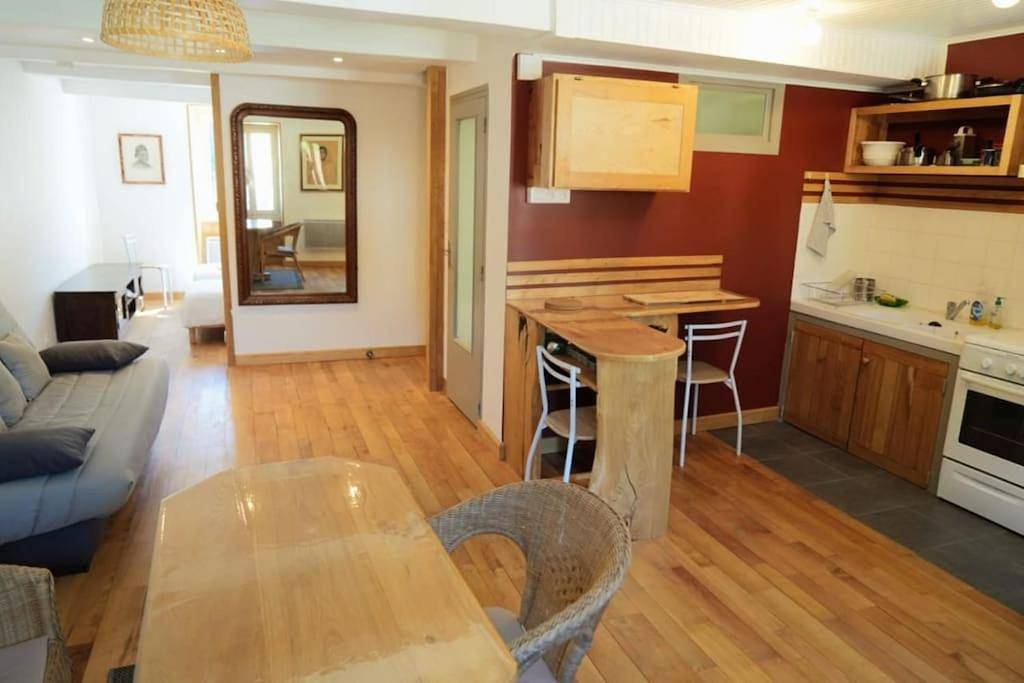 Appartement entier, One-Bedroom Apartment in Vals-les-Bains, Parc naturel régional des Monts d'Ardèche