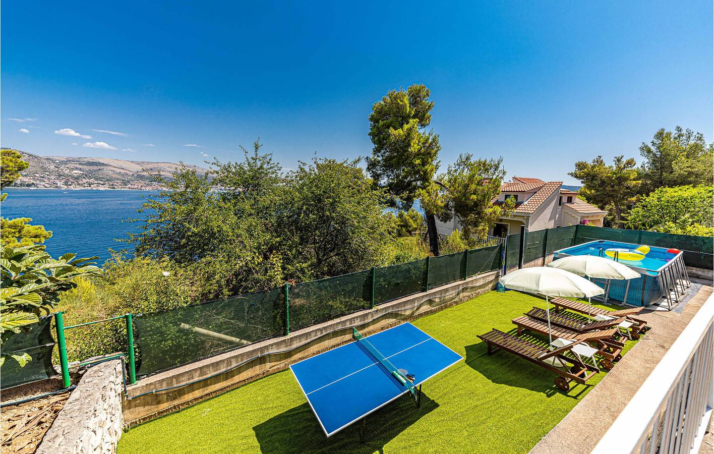 Geräumige Ferienwohnung mit Pool, Terrasse und Zugang zum Strand in Okrug Donji, Ciovo