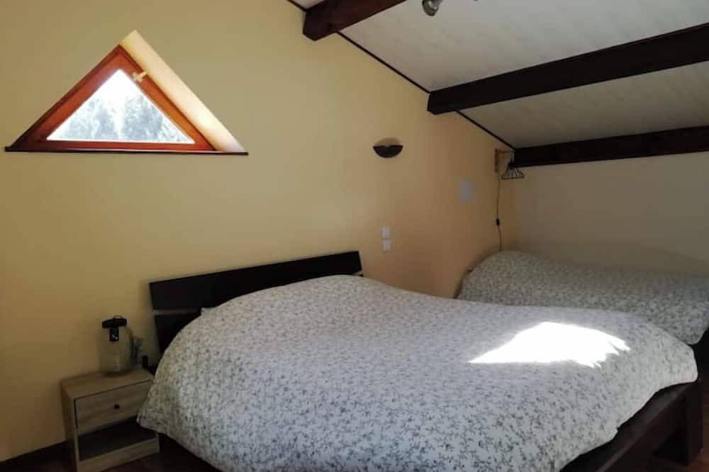 La Grange, self-catering cottage in the heart of greenery (9/11 pers) in Escoutoux, Parque Natural Regional Livradois-Forez