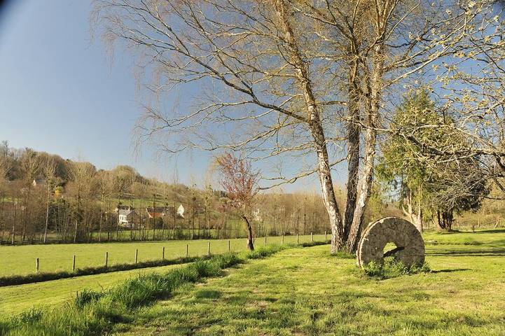 Location de vacances pour 8 personnes, avec jardin et piscine à Courdemanche