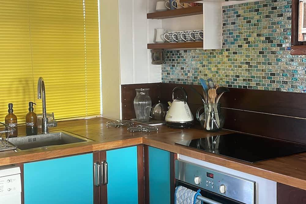 Stylish beach retreat with sunset views. in Fareham, Hampshire