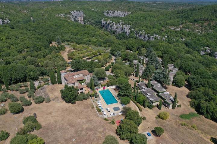 Parc de vacances pour 2 personnes, avec piscine et bassin pour enfant ainsi que balcon et jardin en Ardèche - 4