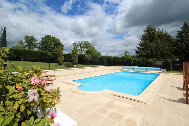 Location de vacances pour 3 personnes, avec jardin et piscine à Saint-Genest-sur-Roselle