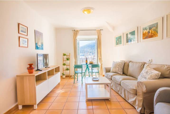 Apartamento entero, Apartamento vacacional Ca Na Magda con vistas al mar, Wi-Fi, aire acondicionado y balcón in Puerto de Sóller, Sóller