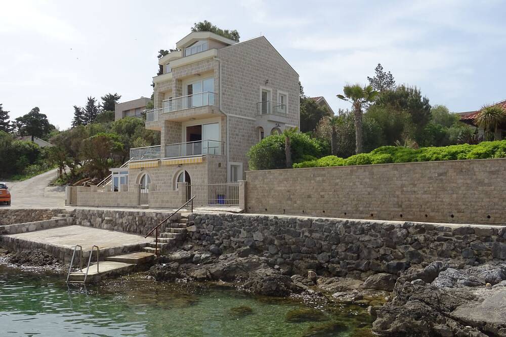 Propriété Waterline avec une vue imprenable et piscine privée! in Bay of Kotor
