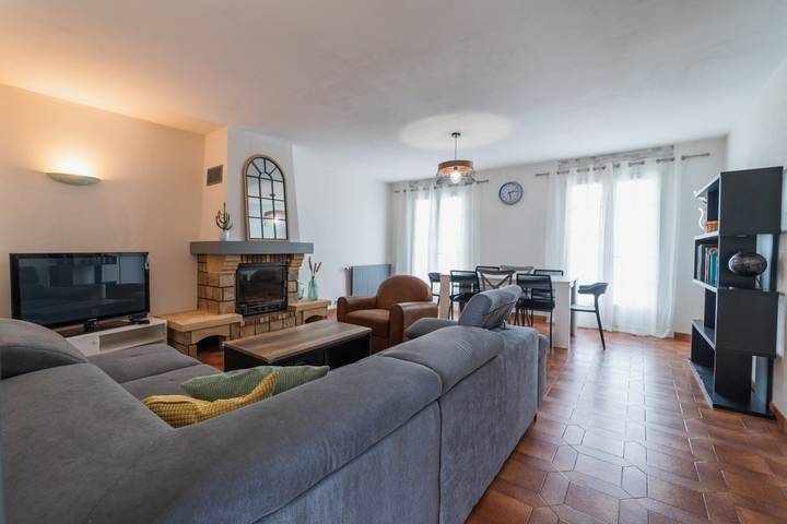 Gîte pour 10 personnes, avec piscine ainsi que terrasse et jardin à Vienne (France) - 2