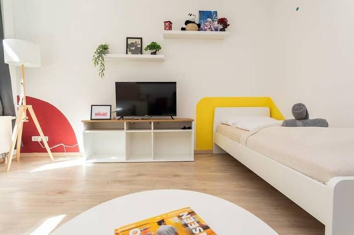 Entire apartment, FullHouse | Halle | R6 Tokyo in Halle, Saale-Unstrut