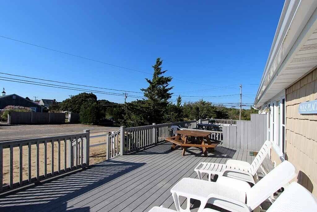 Schöne 3-Zimmer-Ferienhaus mit riesigen Deck und zu Fuß zum Privatstrand! in West Dennis, Dennis