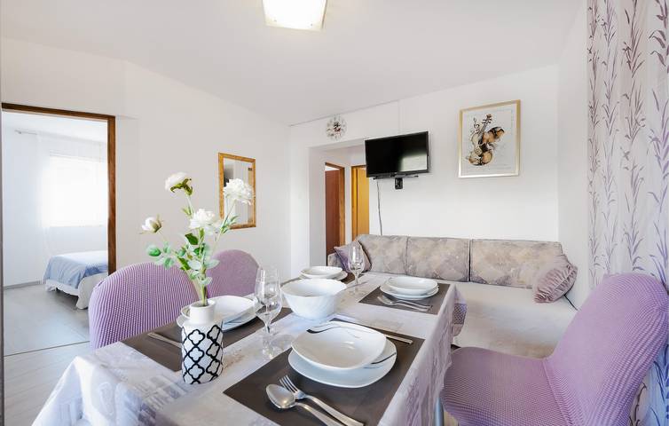 Ganze Ferienwohnung, Appartement am Strand mit WiFi, AC, Parkplatz und Terrasse in Vodice, Šibenik-Knin