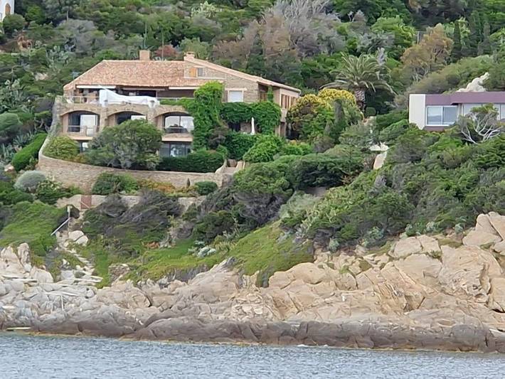Location de vacances pour 2 personnes, avec jardin et terrasse ainsi que vue et piscine dans Île du Levant - 4
