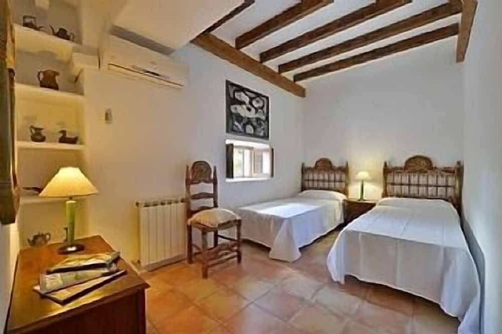 Villa With Private Pool & Garden, 5 minutes walk to the Beach in Playa d'en Bossa, Ibiza (Municipality)
