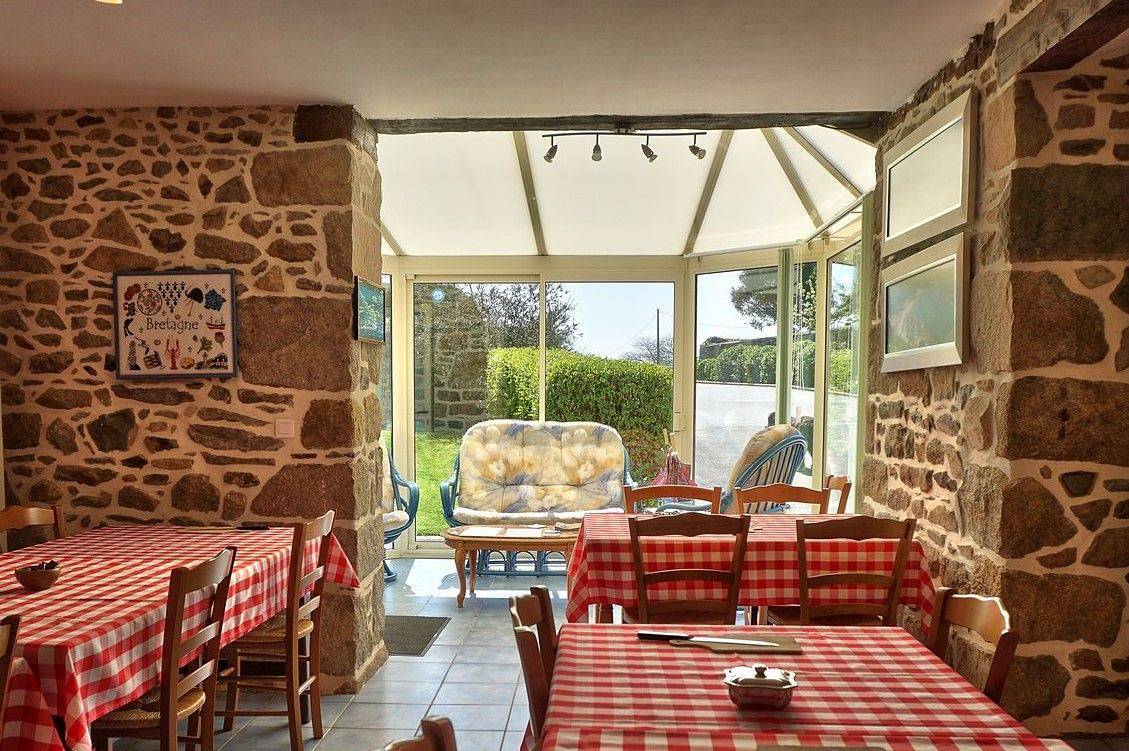 Etage Bordeaux in Lézardrieux, Rosa Granitküste