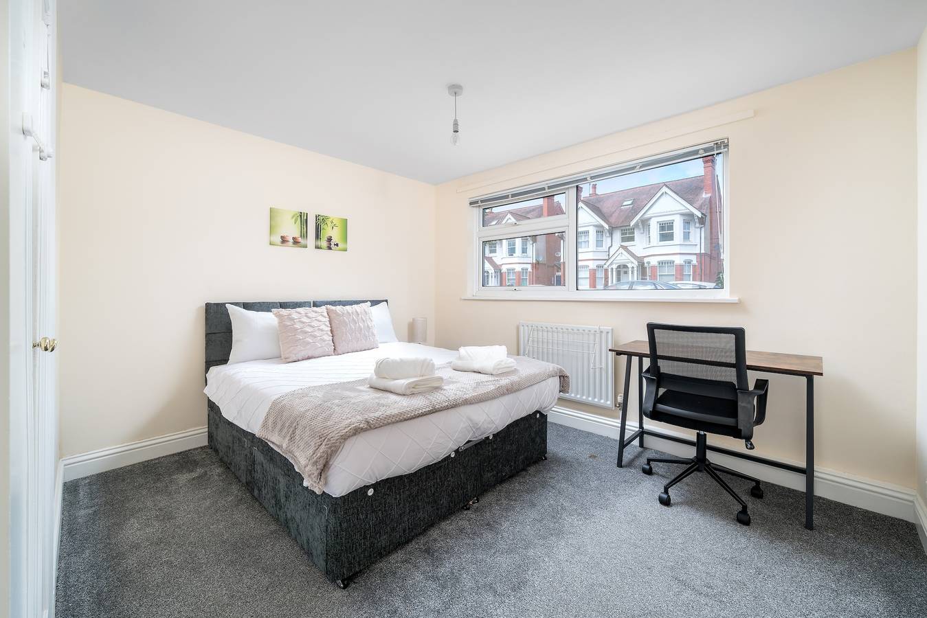 Entire holiday apartment, Redhill Holiday Home Sleeps 4 - Parking in Surrey