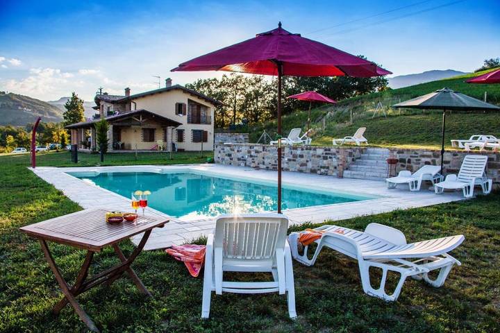 Villa per 16 persone, con Balcone e Terrazza nonché Giardino e Piscina in Montefeltro