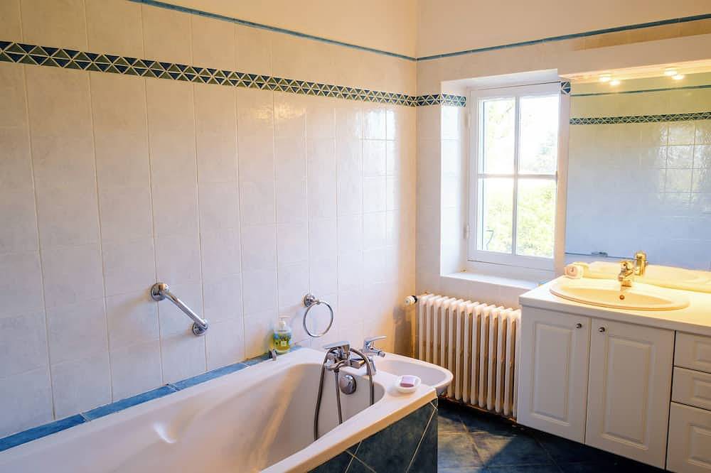Charming village house at the foot of the Alpilles mountains in Fontvieille, Arles region