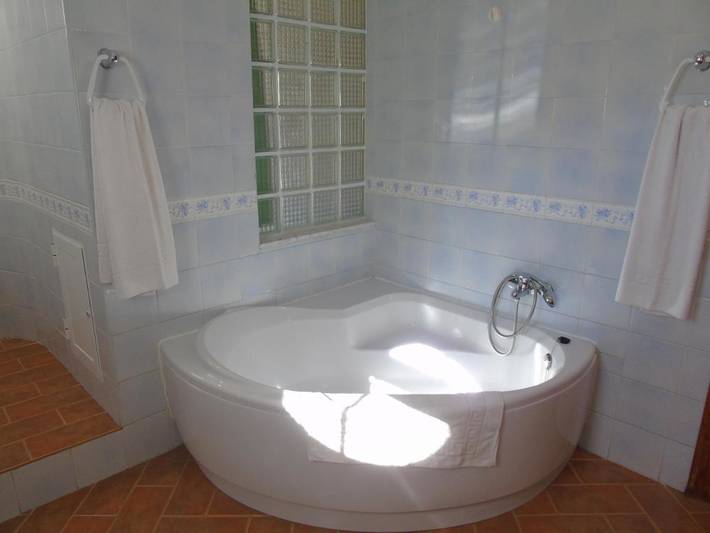 Gîte pour 2 personnes, avec jacuzzi ainsi que piscine et jardin à La Zubia - 4